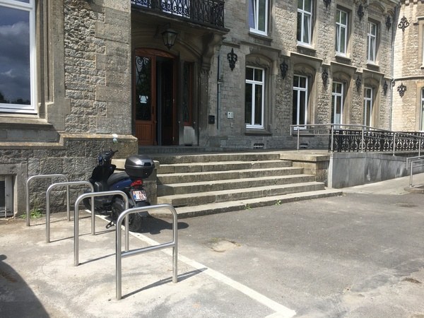 Mobilite - Velo - Parking - Nismes - Chateau.JPG