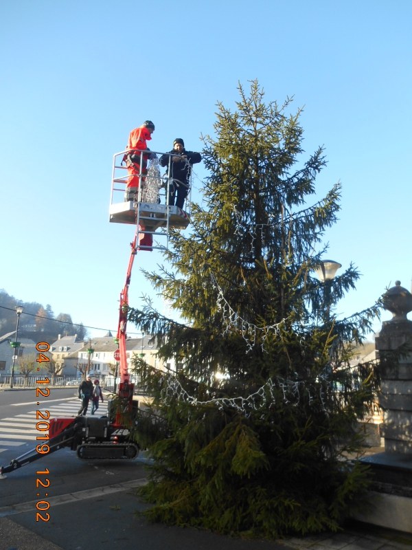 Mise en place des décorations de Noel