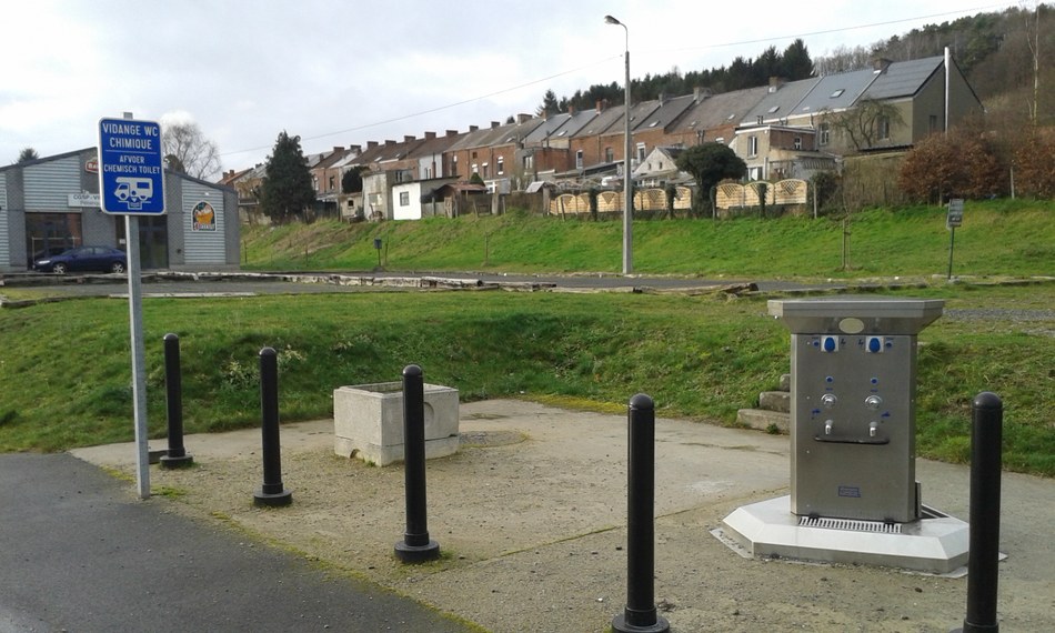 TREIGNES   MOTORHOMES   BORNE DE SERVICE